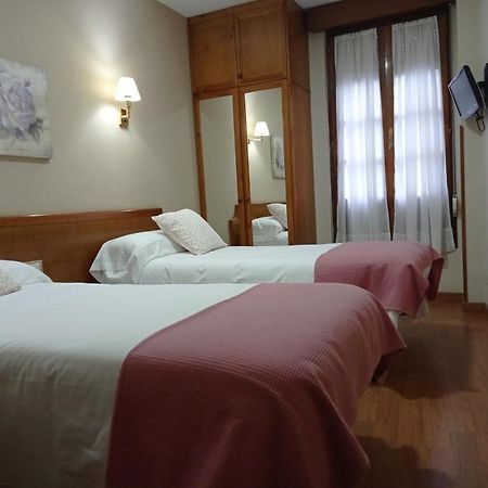 Hotel Los Robles Onís Exteriör bild