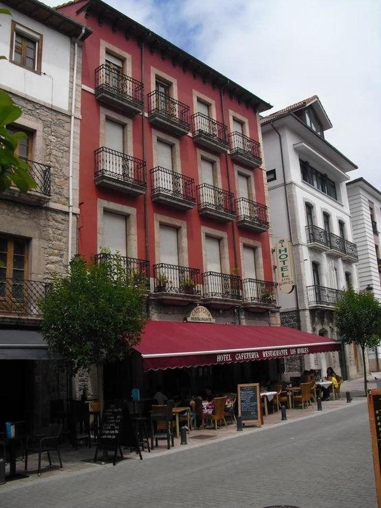 Hotel Los Robles Onís Exteriör bild