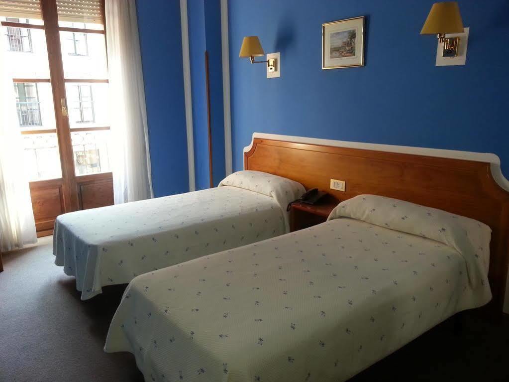 Hotel Los Robles Onís Exteriör bild