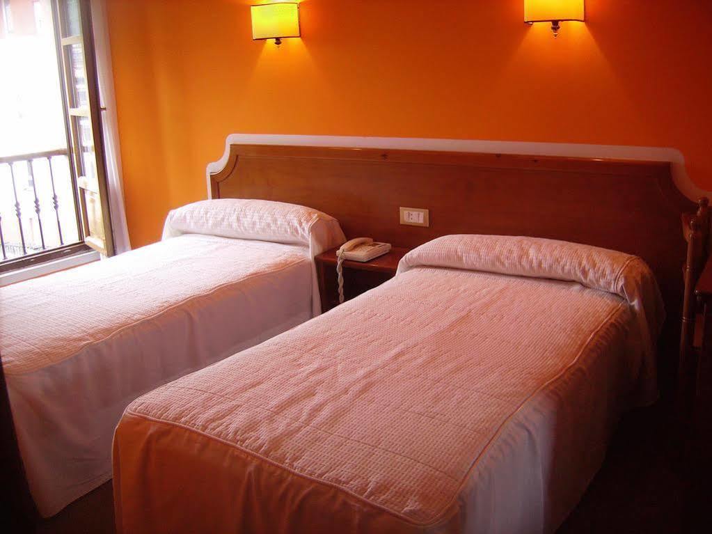 Hotel Los Robles Onís Exteriör bild